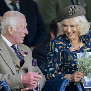 Le roi Charles III d'Angleterre et Camilla Parker Bowles, reine consort d'Angleterre, partagent un fou rire lors du Braemar Gathering 2024, le 7 septembre 2024. © Goff / Bestimage 