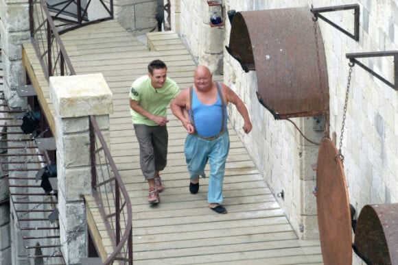 "Depuis, je suis soigné. J'ai suivi quatre semaines de radio-chimiothérapie à Poitiers".
La Boule en mai 2004 à Fort Boyard.