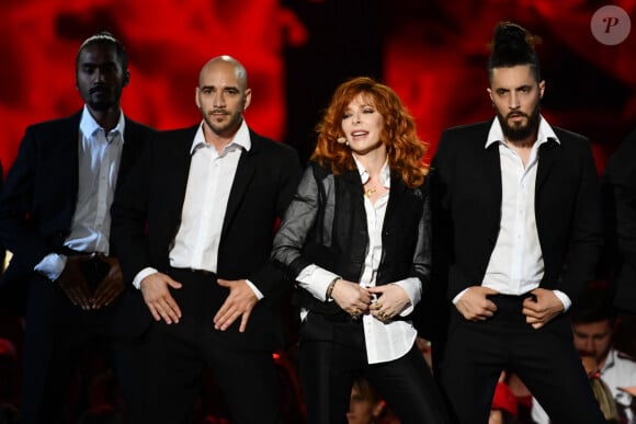 La chanteuse aux cheveux roux a également rendu un hommage poignant à Jean-Louis Murat...
Mylène Farmer - Enregistrement de l'émission "La chanson de l'année" dans les arènes de Nîmes, diffusée en direct sur TF1 le 8 juin © Bruno Bebert / Bestimage 