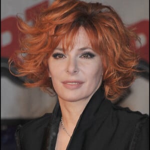 La chanteuse française Mylène Farmer arrive pour la 12ème cérémonie des NRJ Music Awards au Palais des Festivals à Cannes, France, 22 janvier 2011.