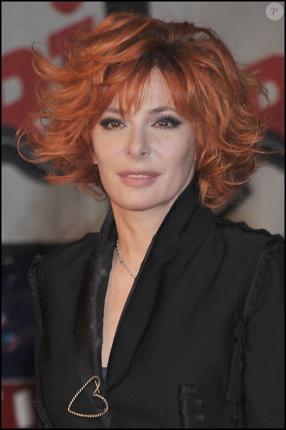 La chanteuse française Mylène Farmer arrive pour la 12ème cérémonie des NRJ Music Awards au Palais des Festivals à Cannes, France, 22 janvier 2011.