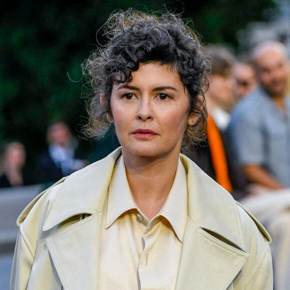 Après plusieurs années loin des projecteurs, Audrey Tautou fait un bref retour sur les devants de la scène. 
Audrey Tautou lors du défilé de mode Homme printemps-été 2023 Ami - Alexandre Mattiussi, au Sacré-Coeur à Paris, France. 