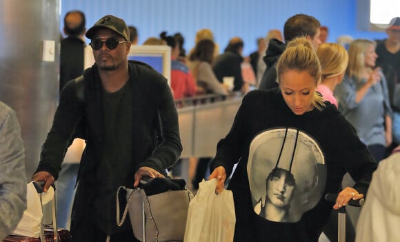 Exclusif - Le footballeur international français qui évolue au poste de défenseur à West Ham United Patrice Evra et sa femme Sandra arrivent à l'aéroport de LAX à Los Angeles le 21 mai 2018. 