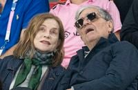 Isabelle Huppert : A quoi ressemble son discret mari Ronald avec qui elle se montre si peu ?