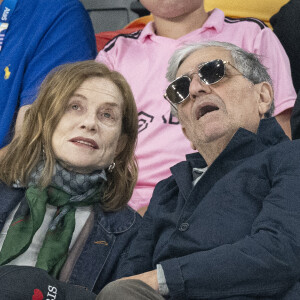  
Isabelle Huppert et son mari Ronald Chammah - Célébrités assistent aux épreuves de gymnastique lors des Jeux Olympiques de Paris