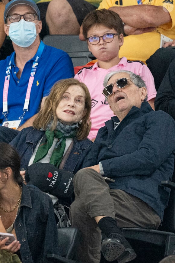  
Isabelle Huppert et son mari Ronald Chammah - Célébrités assistent aux épreuves de gymnastique lors des Jeux Olympiques de Paris