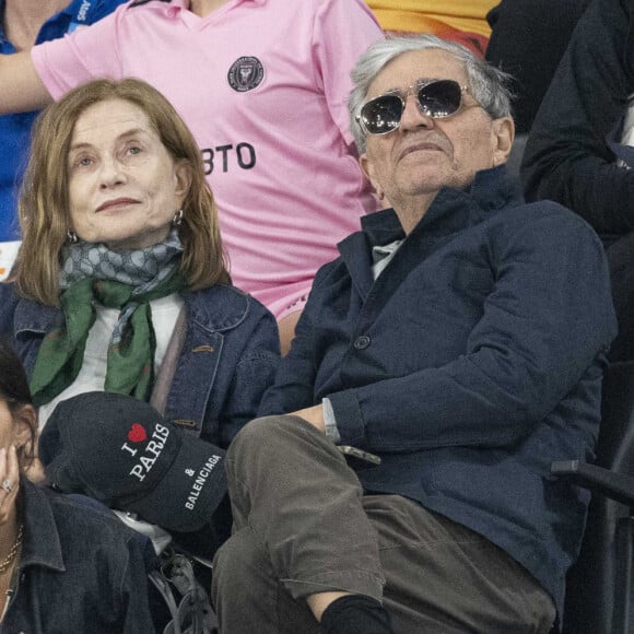 Ronald Chammah et Isabelle Huppert se rencontrent sur le tournage de La Dame aux camélias, en 1981, à Rome.
Isabelle Huppert et son mari Ronald Chammah - Célébrités assistent aux épreuves de gymnastique lors des Jeux Olympiques de Paris2024 (JO) le 3 aout 2024