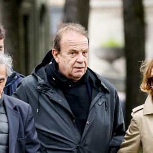 François-Marie Banier, Isabelle Huppert et son mari Ronald Chammah - Sorties des obsèques de l'avocat pénaliste, ancien ministre, grand officier de la Légion d'honneur, Georges Kiejman au cimetière du Montparnasse dans le 14ème arrondissement de Paris, France, le 12 mai 2023.