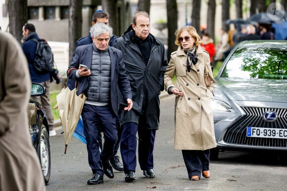 François-Marie Banier, Isabelle Huppert et son mari Ronald Chammah - Sorties des obsèques de l'avocat pénaliste, ancien ministre, grand officier de la Légion d'honneur, Georges Kiejman au cimetière du Montparnasse dans le 14ème arrondissement de Paris, France, le 12 mai 2023.