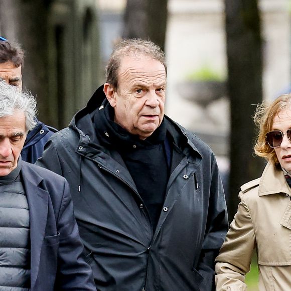 François-Marie Banier, Isabelle Huppert et son mari Ronald Chammah - Sorties des obsèques de l'avocat pénaliste, ancien ministre, grand officier de la Légion d'honneur, Georges Kiejman au cimetière du Montparnasse dans le 14ème arrondissement de Paris, France, le 12 mai 2023.