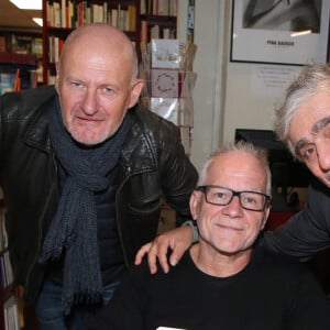 Jean-Paul Salomé (réalisateur), Thierry Frémaux et Ronald Chammah (producteur) - Thierry Frémaux dédicace son livre sur Bertrand Tavernier "Si nous avions su que nous l'aimions tant, nous l'aurions aimé davantage" à la librairie "L'écume des pages" à Paris le 3 octobre 2022.