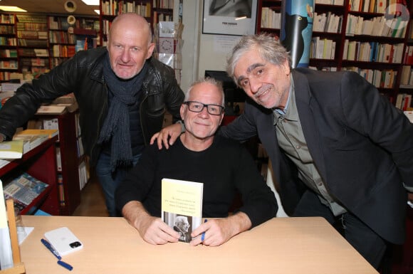 Jean-Paul Salomé (réalisateur), Thierry Frémaux et Ronald Chammah (producteur) - Thierry Frémaux dédicace son livre sur Bertrand Tavernier "Si nous avions su que nous l'aimions tant, nous l'aurions aimé davantage" à la librairie "L'écume des pages" à Paris le 3 octobre 2022.