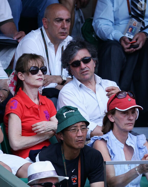 La productrice de 71 ans partage sa vie depuis plus de quatre décennies avec  le réalisateur et distributeur Ronald Chammah. 
 Isabelle Huppert et son mari Ronald Chammah lors du tournoi de tennis de Roland Garros à Paris, le 5 juin 2010.