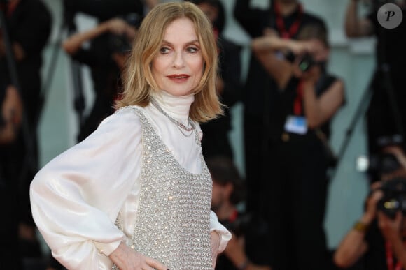 Bien qu'Isabelle Huppert soit la comédienne française la plus célèbre à travers le monde, elle est très discrète à propos de sa vie amoureuse.
Isabelle Huppert - Tapis rouge du film "Joker : Folie à deux" lors du 81ème festival international du film de Venise, la Mostra. © Mickael Chavet / Zuma Press / Bestimage 