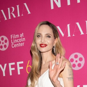 En effet, la comédienne était accompagnée par trois de ses six enfants
Angelina Jolie à New-York pour la grande première du film Maria le dimanche 29 septembre 2024.