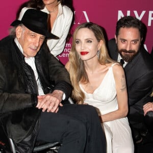 Angelina Jolie n'était pas venue toute seule assister à cet évènement
Ed Lachman et Angelina Jolie à New-York pour la grande première du film Maria le dimanche 29 septembre 2024.