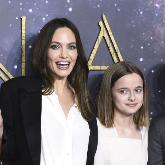 Angelina Jolie et ses enfants : Shiloh Jolie-Pitt , Zahara, Vivienne, Maddox, Knox Leon au photocall de la première du film Les Eternels (Eternals) au cinéma BFI Imax de Londres le 27 octobre 2021. © Future-Image via ZUMA Press / Bestimage