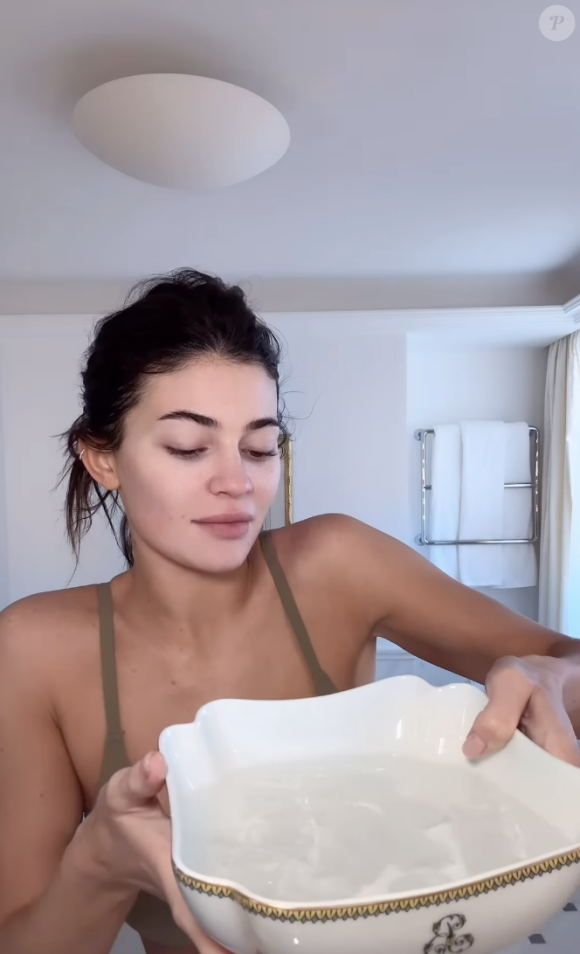 Mais certaines ne sont pas pour tout le monde. Et c'est Kylie Jenner qui nous l'a rappelé, alors que la star des Kardashian-Jenner était à Paris dans le cadre de la Fashion Week. 
La routine beauté du matin de Kylie Jenner : le skin-icing