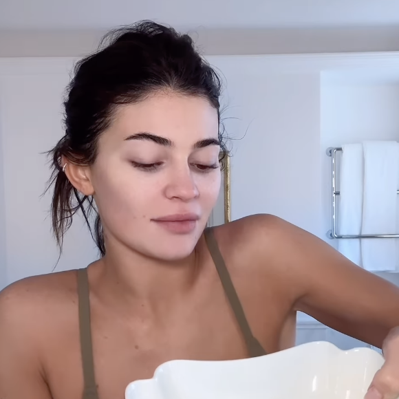 Mais certaines ne sont pas pour tout le monde. Et c'est Kylie Jenner qui nous l'a rappelé, alors que la star des Kardashian-Jenner était à Paris dans le cadre de la Fashion Week. 
La routine beauté du matin de Kylie Jenner : le skin-icing