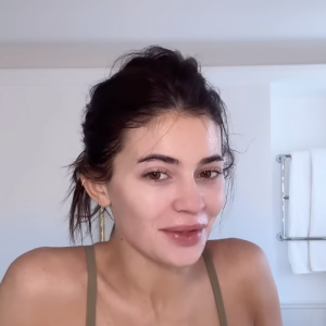 Les tendances pour protéger sa peau du vieillissement parlent souvent au plus grand nombre. Et les stars ne sont pas les dernières quand il s'agit d'y succomber. 
La routine beauté du matin de Kylie Jenner : le skin-icing