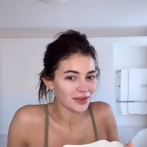 Les tendances pour protéger sa peau du vieillissement parlent souvent au plus grand nombre. Et les stars ne sont pas les dernières quand il s'agit d'y succomber. 
La routine beauté du matin de Kylie Jenner : le skin-icing
