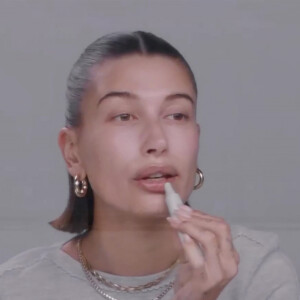 Chaque star a sa routine beauté. Et n'hésite pas à prodiguer des conseils à ses abonnés.
Hailey Rhode Bieber donne ses conseils beauté avec sa gamme de cosmétiques "Rhode" à Los Angeles, le 8 juin 2023.