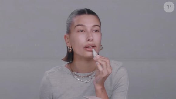 Chaque star a sa routine beauté. Et n'hésite pas à prodiguer des conseils à ses abonnés.
Hailey Rhode Bieber donne ses conseils beauté avec sa gamme de cosmétiques "Rhode" à Los Angeles, le 8 juin 2023.