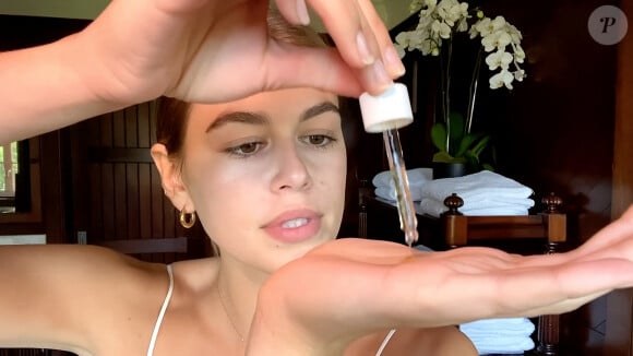 Kaia Gerber révèle ses secrets de beauté dans un tutoriel pour Vogue magazine. Le mannequin de 19 ans a également parlé de l'amour qu'elle porte à ses chiens. Los Angeles. Le 27 mai 2021.