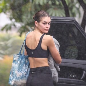 Il vous est presque impossible de ne pas avoir entendu quelqu'un de votre entourage vous en vanter les mérites. The New Me, Episode, Reformation... Les nouveaux studios de Pilates Reformer pullulent dans Paris et les grandes villes de notre Hexagone. 
Kaia Gerber à la sortie de son cours de Pilates à Brentwood