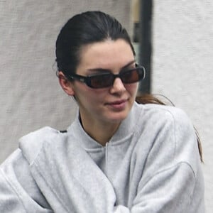 Il y en a pour tout le monde et malgré leur nombre, les cours affichent rapidement complet. Il faut dire que cette discipline compte de plus en plus d'aficionados, et comme toute activité sportive, elle rend rapidement addict. 
Kendall Jenner sort de son cours de Pilates, à Los Angeles.