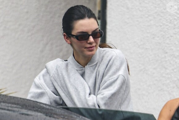 Il y en a pour tout le monde et malgré leur nombre, les cours affichent rapidement complet. Il faut dire que cette discipline compte de plus en plus d'aficionados, et comme toute activité sportive, elle rend rapidement addict. 
Kendall Jenner sort de son cours de Pilates, à Los Angeles.