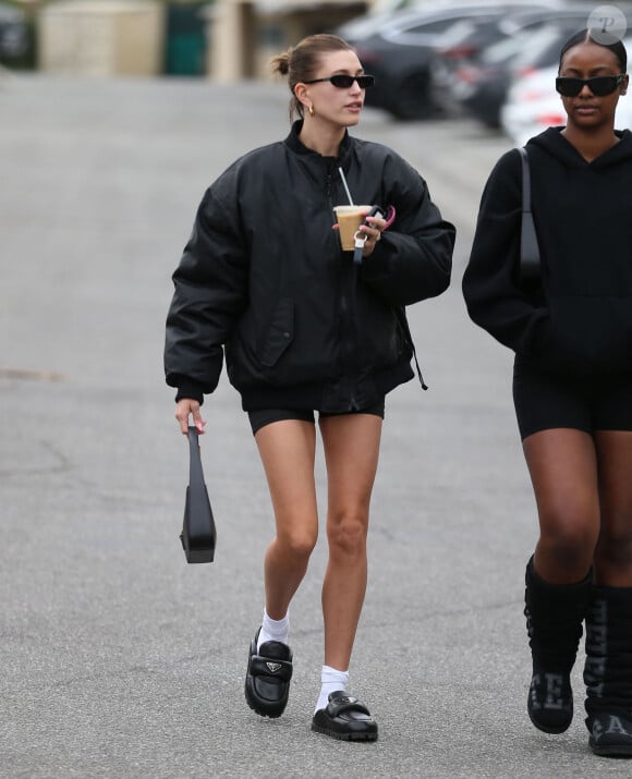 Hailey Bieber et Justine Skye arrivent à leur cours de pilates à Los Angeles, le 18 février 2023.  Hailey Bieber and good friend Justine Skye team up for a morning workout in West Hollywood and we catch the girls arriving the pilates studios both looking ready in their workout gear. 