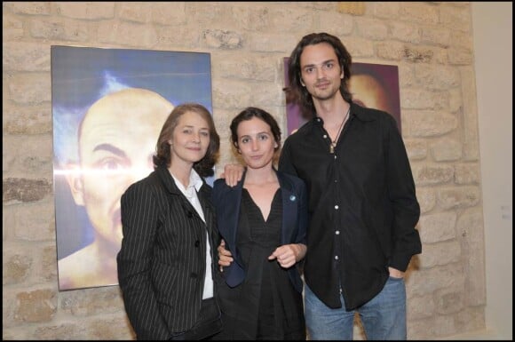Jean-Michel Jarre a fait carton plein à Bercy le 25 mars 2010, en présence de son ex Charlotte Rampling, de leur fils David (tous deux en photo avec Ara Starck), et de son actuelle épouse, Anne Parillaud