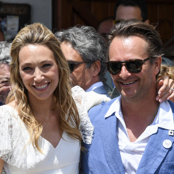 En cette semaine de fashion week les deux belle-soeurs et amies doivent donc être aux anges ! 
Mariage de Laura Smet et Raphaël Lancrey-Javal à l'église Notre-Dame des Flots au Cap-Ferret le jour de l'anniversaire de son père Johnny Hallyday le 15 juin 2019.