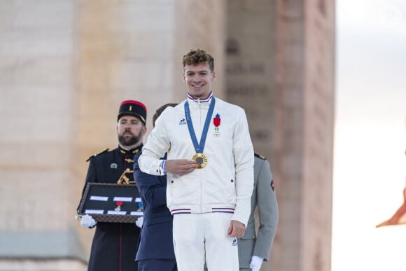 Léon Marchand, Emmanuel Macron - Remise des médailles par le président de la République à l'Arc de Triomphe aux athlètes lors de la parade des champions à l'occasion des Jeux Olympiques et Paralympiques Paris 2024, sur l'avenue des Champs-Elysées à Paris. Le 14 septembre 2024 © Perusseau-Ramsamy / Bestimage