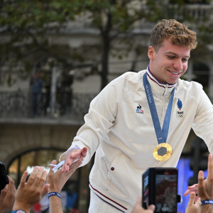 "Il doit sourire pendant que Maïa Mazaurette t'explique que c'est un bon ensemenceur", lâche un internaute
 
La "Parade des Champions" des Jeux Olympiques et Paralympiques de Paris2024, sur les Champs-Elysées. Paris, le 14 septembre 2024. © Eliot Blondet/Pool/Bestimage