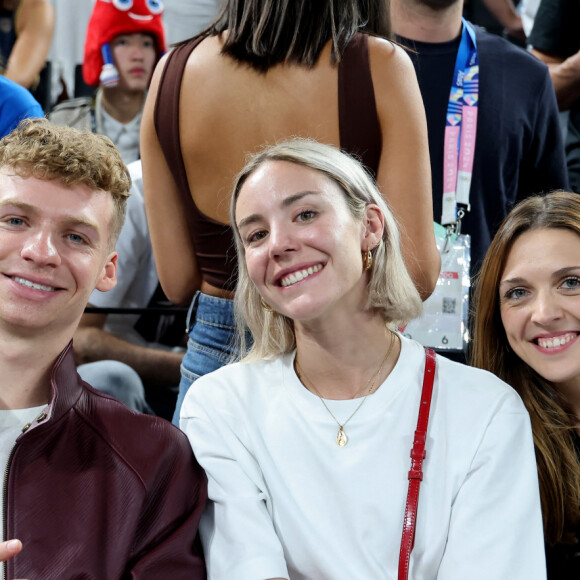 Léon Marchand, Cassandre Beaugrand, Manon Apithy-Brunet - Les célébrités en tribunes pendant la finale de basketball opposant les Etats-Unis à la France (98-87) lors des Jeux Olympiques de Paris 2024 (JO) à l'Arena Bercy, à Paris, France, le 10 août 2024. © Jacovides-Perusseau/Bestimage