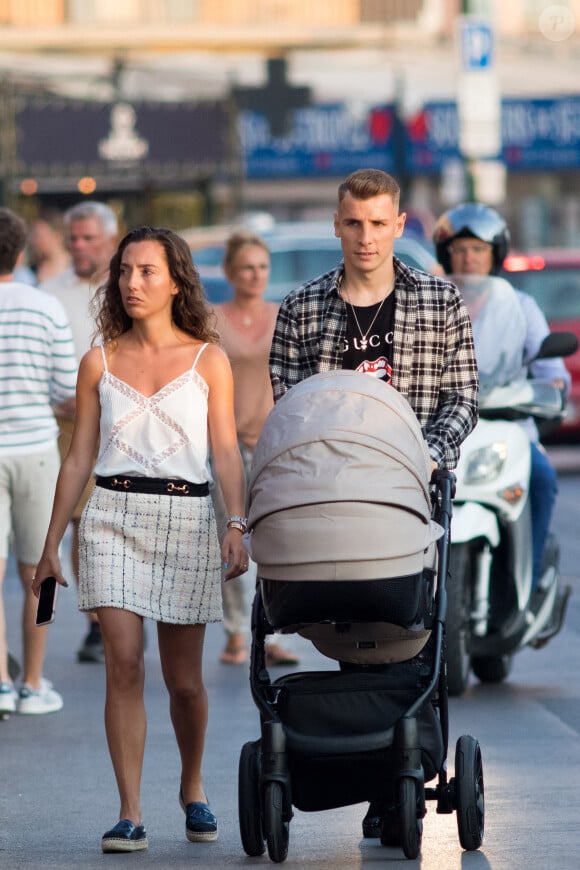 Le footballeur et sa femme viennent d'en faire l'annonce
 
Exclusive - Le joueur de l'équipe de France et d'Everton, Lucas Digne se promène en famille, avec sa femme Tiziri et leur petit garçon sur le port de Saint-Tropez, Côte d'Azur, France, le 28 juin 2019.