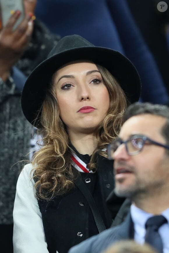 "Et voilà notre petit secret... qui se doutait ?", ajoute la femme de Lucas Digne
 
Tiziri Digne (femme de Lucas Digne) - People dans les tribunes du Stade de France lors du match de football amical France - Colombie à Saint-Denis le 23 mars 2018. © Cyril Moreau/Bestimage