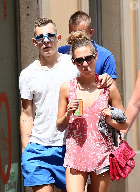 Exclusif - Lucas Digne (joueur de l'équipe de France et du PSG), le nez cassé, se promène avec sa compagne Tiziri dans les rues de Saint-Tropez, le 12 juillet 2014.