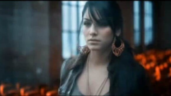 Sarah Riani (Nouvelle Star) : Découvrez enfin le clip sensuel de son single "Intouchable" ! (réactualisé)