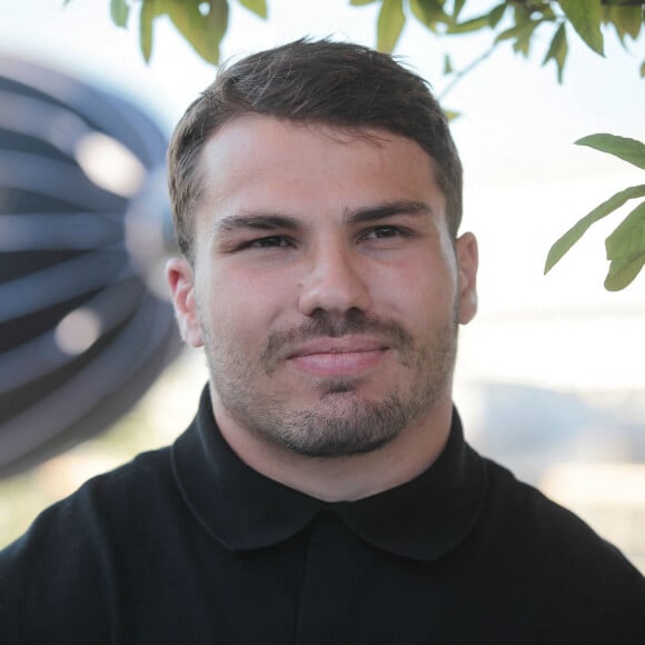 Antoine Dupont en dit plus sur sa vie amoureuse

Exclusif - Rencontre avec le joueur de rugby Antoine Dupont à la Tour Eiffel à Paris. © Jonathan Rebboah / Panoramic / Bestimage