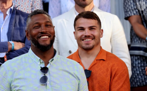 Boris Diaw et Antoine Dupont - Célébrités dans les tribunes de la finale homme des Internationaux de France de tennis de Roland Garros 2024 à Paris le 9 juin 2024. © Jacovides-Moreau/Bestimage