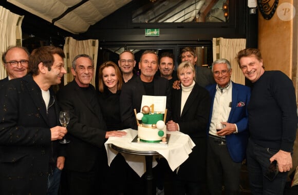 Exclusif - Philippe Robinet (directeur général des éditions Calmann Lévy), Laurent Mariotte, Thierry Ardisson et sa femme Audrey Crespo-Mara, Alain Bouzigues, Laurent Baffie, Richard Orlinski, le docteur Olivier Spatzierer (Gastro-entérologue et hépatologue), Chantal Ladesou, Jean-Marie Périer, Didier Gustin - Laurent Baffie fête son succès littéraire "1 Million de livres vendus" aux Deux Magots à Paris le 8 mars 2023. © Veeren/Bestimage