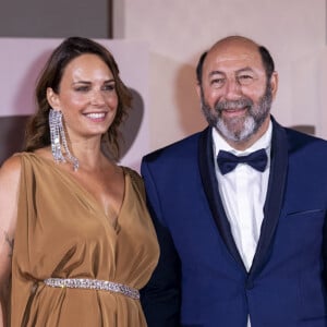 Julia Vignali et Kad Merad filent le parfait amour depuis des années.
Julia Vignali et Kad Merad à la première de "Finalement" de C.Lelouch au 81ème Festival International du Film de Venise (Mostra).