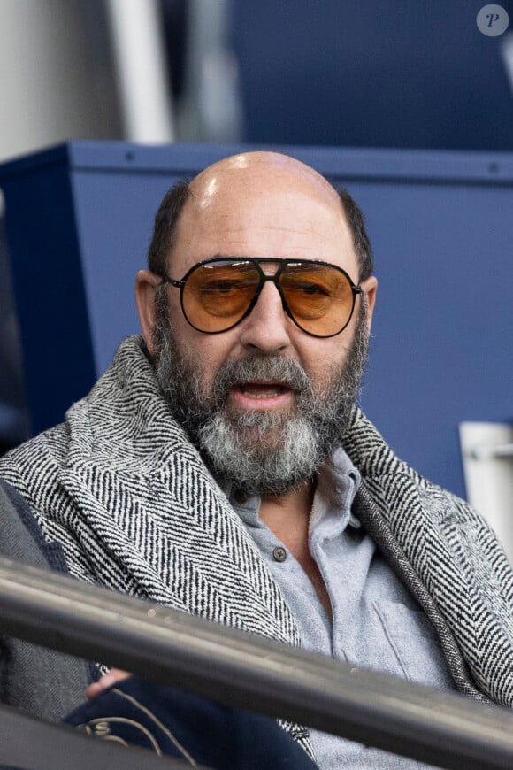 Kad Merad - People dans les tribunes du match de Ligue 1 Uber Eats "PSG-Rennes" (1-1) au Parc des Princes à Paris le 25 février 2023. © Cyril Moreau/Bestimage