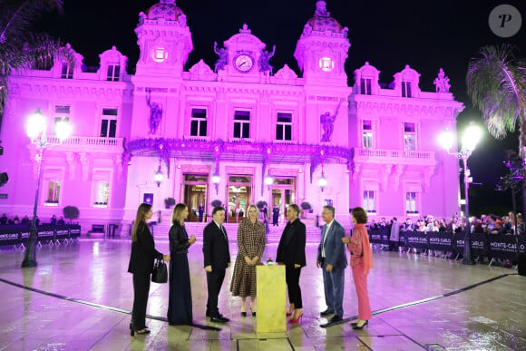 Ce vendredi 4 octobre, elle avait rendezèvous sur le parvis du casino Monte-Carlo
Stéphane Valeri, Président-Délégué de la Société des Bains de Mer, S.A.S. la Princesse Charlène, Natasha Frost-Savio, Présidente et fondatrice - S.A.S. la Princesse Charlène, Présidente d'Honneur de l'association Pink Ribbon, a procédé à l'illumination de la place du casino en rose à Monaco le 4 Octobre 2024. © Dominique Jacovides - Bruno Bebert / Bestimage 