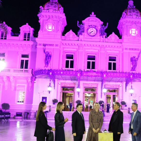 Ce vendredi 4 octobre, elle avait rendezèvous sur le parvis du casino Monte-Carlo
Stéphane Valeri, Président-Délégué de la Société des Bains de Mer, S.A.S. la Princesse Charlène, Natasha Frost-Savio, Présidente et fondatrice - S.A.S. la Princesse Charlène, Présidente d'Honneur de l'association Pink Ribbon, a procédé à l'illumination de la place du casino en rose à Monaco le 4 Octobre 2024. © Dominique Jacovides - Bruno Bebert / Bestimage 