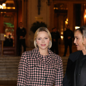 C'est d'ailleurs avec style dans un ensemble en tweed rose et noir qu'elle a participé à cette soirée mémorable !
Stéphane Valeri, Président-Délégué de la Société des Bains de Mer, S.A.S. la Princesse Charlène, Natasha Frost-Savio, Présidente et fondatrice - S.A.S. la Princesse Charlène, Présidente d'Honneur de l'association Pink Ribbon, a procédé à l'illumination de la place du casino en rose à Monaco le 4 Octobre 2024. © Dominique Jacovides - Bruno Bebert / Bestimage 