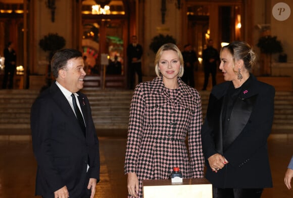 C'est d'ailleurs avec style dans un ensemble en tweed rose et noir qu'elle a participé à cette soirée mémorable !
Stéphane Valeri, Président-Délégué de la Société des Bains de Mer, S.A.S. la Princesse Charlène, Natasha Frost-Savio, Présidente et fondatrice - S.A.S. la Princesse Charlène, Présidente d'Honneur de l'association Pink Ribbon, a procédé à l'illumination de la place du casino en rose à Monaco le 4 Octobre 2024. © Dominique Jacovides - Bruno Bebert / Bestimage 